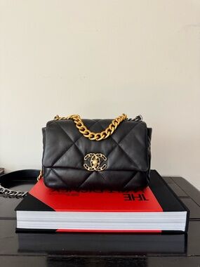 CHANEL Black Quilted Leather Shoulder Bag with Gold Chain